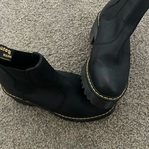 in perfect condition! only wore twice. just not my vibe